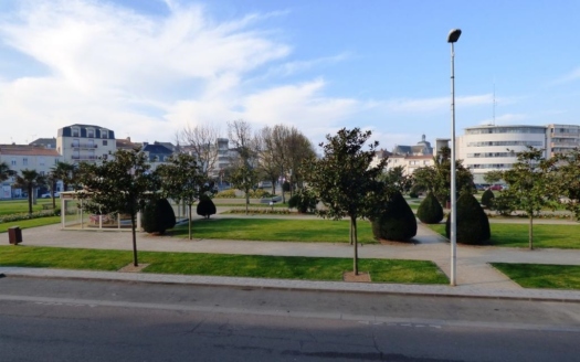 Centre ville des Sables d'Olonne : Vue sur le jardin de la place de la Liberté